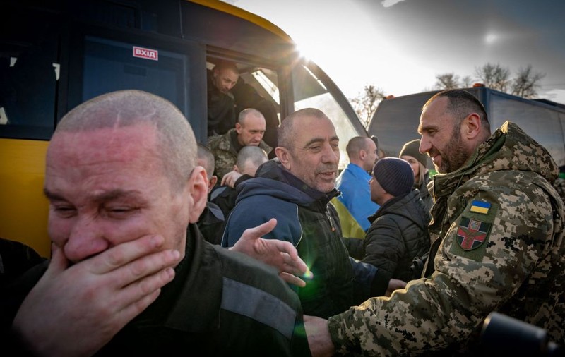 Violuri, bătăi, șocuri electrice. Rușii torturează prizonierii ucraineni în timpul captivității | Raport ONU