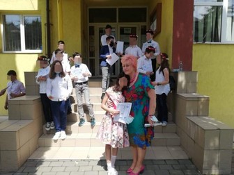 Maria, alături de diriginta ei