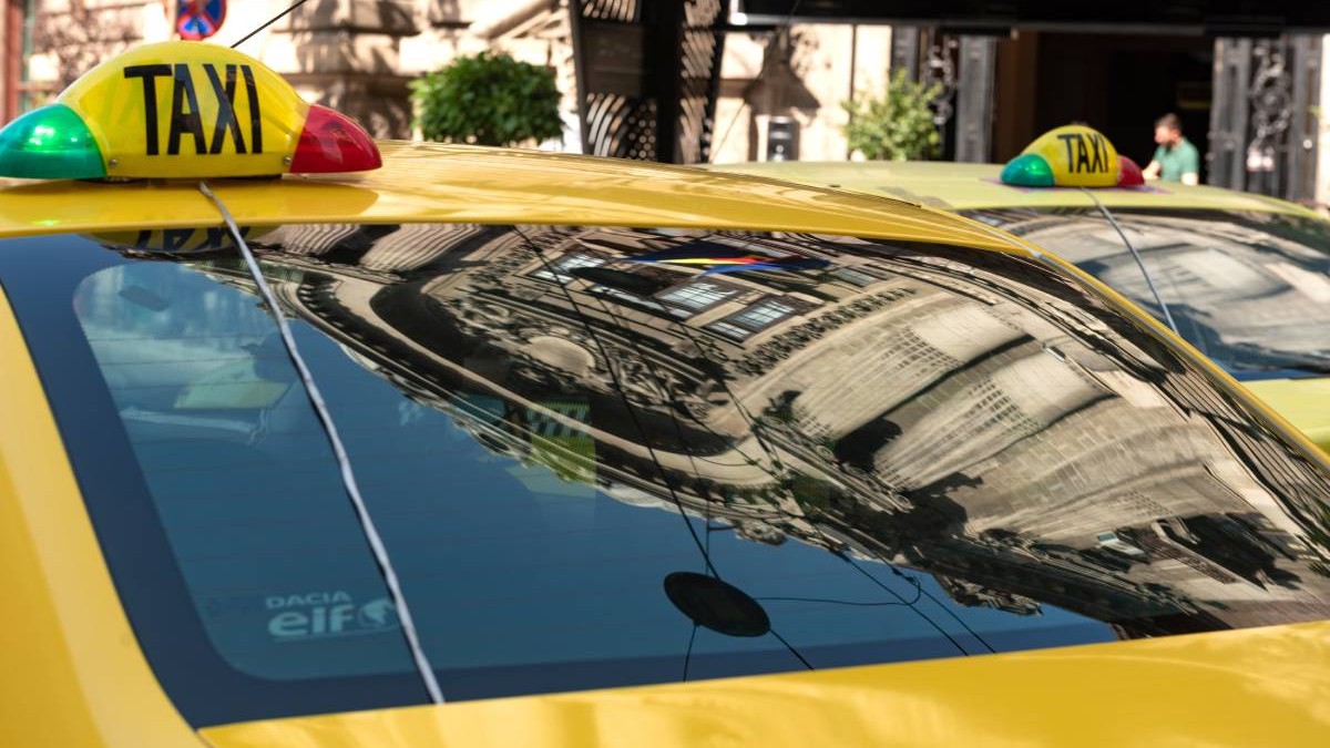 Taxiuri românești parcate