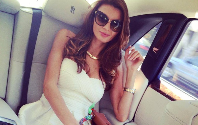 Ramona Gabor, DESCULŢĂ PRIN BĂLĂRII! După luxul din Dubai, sora lui Moni se relaxează pe câmp, în România | FOTO ÎN ARTICOL