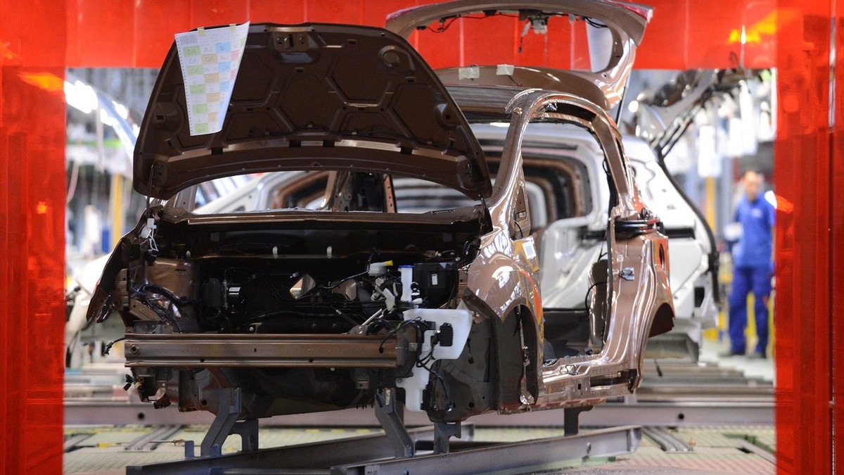 Un angajat lucrează la linia de asamblare a modelului Ford B-Max în fabrica Ford din orașul Craiova