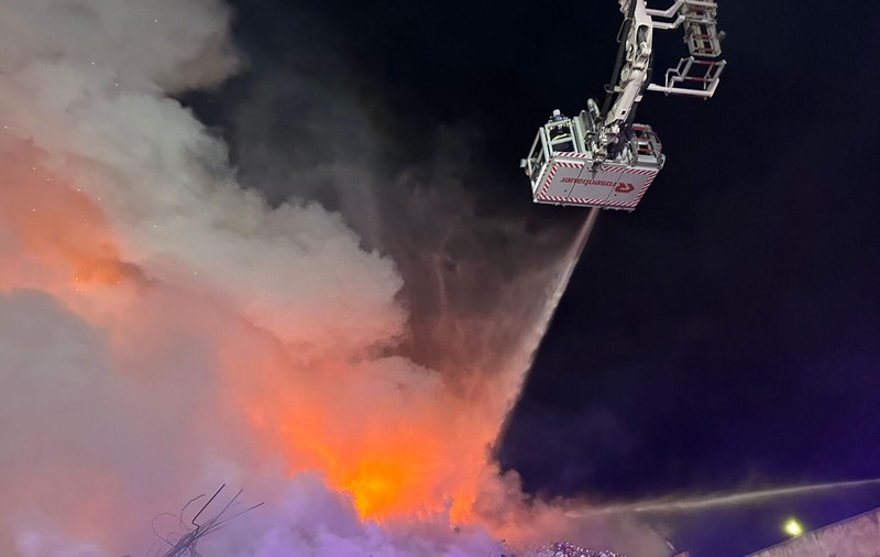 Pompierii din Constanța au stins după 12 ore un incendiu izbucnit în Portul Murfatlar. Au ars 300 de tone de deșeuri