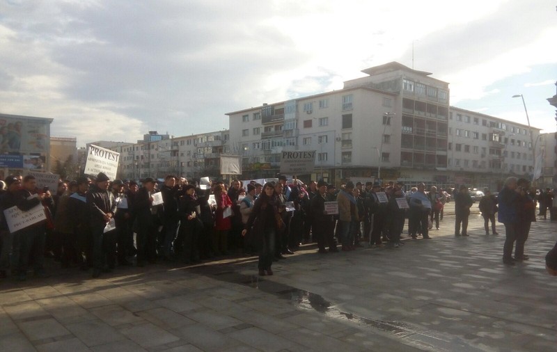 Marș de protest al angajaților de la serviciile de gospodărire a apelor din șapte județe| VIDEO&FOTO