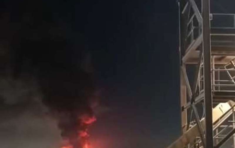 Incendiu uriaș la un depozit din Sankt Petersburg. Aproape 300 de pompieri s-au luptat cu flăcările