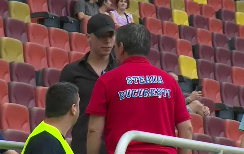 Lăcătuș a sărit în tribune la un fan rapidist care l-a jignit. Cum a reacționat ”Fiara” când a ajuns față în față cu giuleșteanul