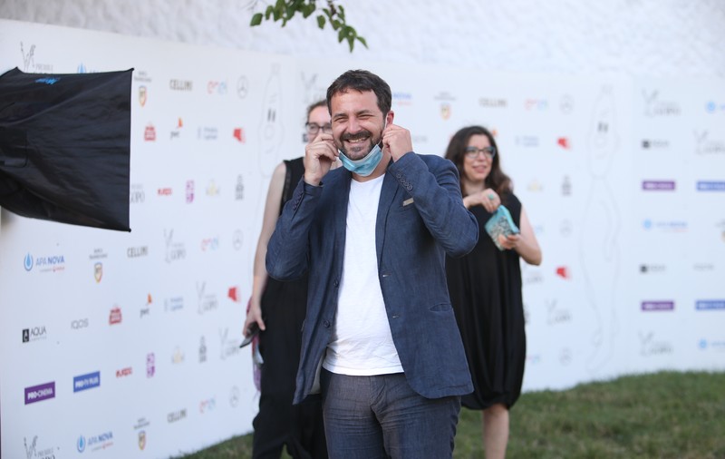 Andrei Aradits a adus Grecia în curtea casei sale. ”Ne-am pus sunetul valurilor la boxe, am luat pește și vin alb și mi-am imaginat că sunt în Corfu”