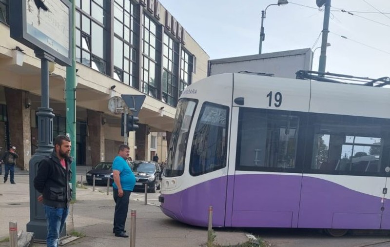 VIDEO. Momentul în care un tramvai deraiază în Timișoara în zona gării și ajunge pe trotuar
