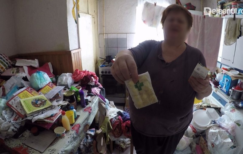 Imagini revoltătoare din casa în care un copil a fost mâncat de viermi. Bunica lui: „Eu am tăiat hainele de pe el. Era în comă deja”