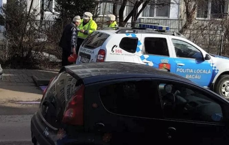 FOTO | Un bărbat din Bacău a vrut să-și marcheze locul de parcare cât mai vizibil, dar a fost amendat de polițiști!