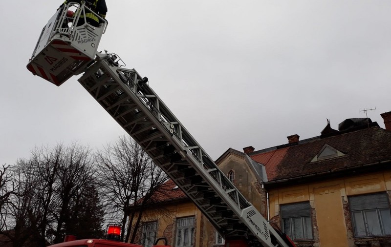 Tablă smulsă de vântul puternic de pe acoperișul unei grădinițe din Sibiu. Pompierii, chemați să intervină