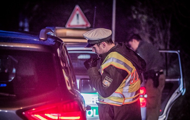 Șofer român adormit cu capul pe volan, cu piciorul pe frână și mâna pe schimbătorul băgat în marșarier, în mașina cu care livra colete, în Germania