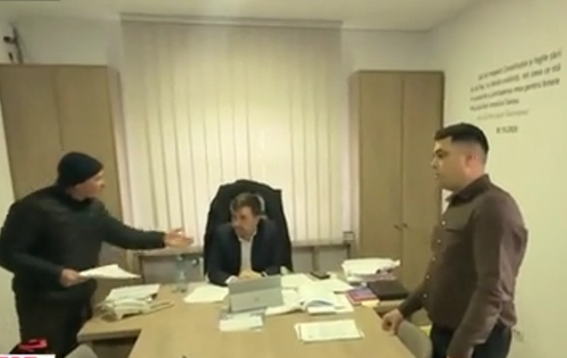 Oamenii au intrat peste primar, furioși pe taxe, într-o localitate din Suceava. „Arată mânuța asta de domnișoară la oameni”