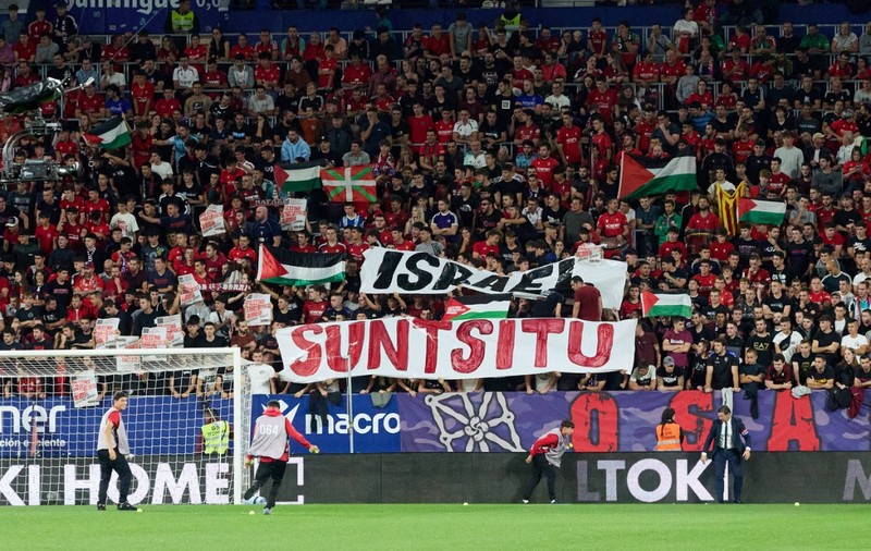 Meciul din LaLiga, Osasuna-Getafe, întrerupt din cauza unui banner anti-Israel şi a mingilor de tenis aruncate în teren