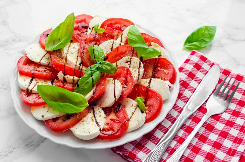 Salată caprese cu roșii