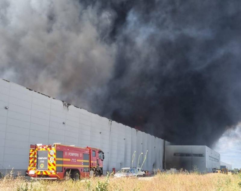 Incendiu puternic la un centru de logistică de pe Autostrada 1, a fost emis mesaj Ro-Alert. Norii uriași de fum se văd de la câțiva kilometri