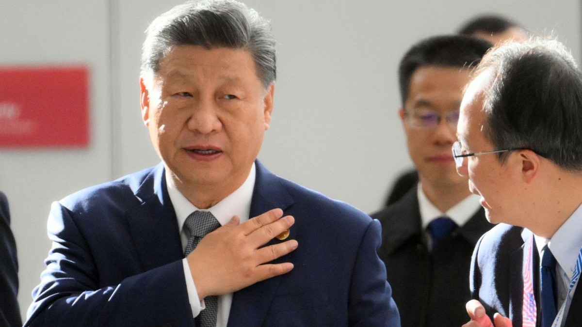 Președintele chinez Xi Jinping sosește la sesiunea Outreach/BRICS Plus, alături de unul dintre colaboratori. Este îmbrăcat la costum și afișează o mină serioasă