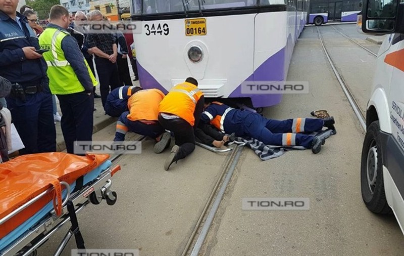 A SCĂPAT ca prin minune după ce a fost PRINSĂ SUB TRAMVAI și TÂRÂTĂ câțiva metri