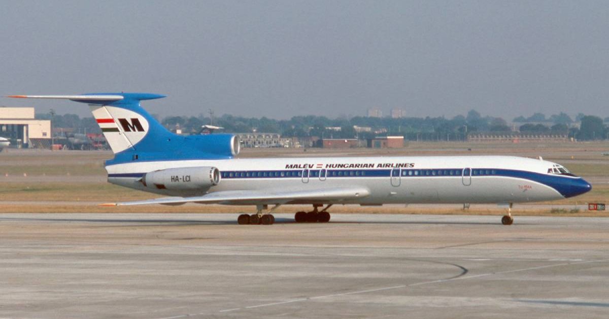 Un avion Malev Hungarian Airlines 240, cu alb si albastru, pe pistă