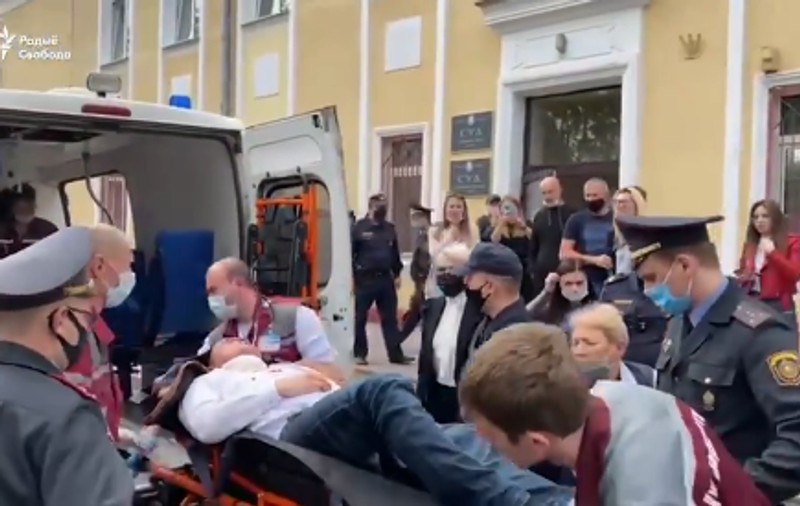 Un deținut politic din Belarus s-a înjunghiat în gât în timpul procesului, după ce a denunțat tortura din închisoare