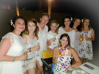 Ela Craciun in Thailanda, pe plaja, al[turi de cei 10 prieteni