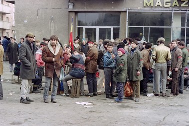 Oamenii stăteau la cozi pentru alimente, sărăcia fiind cuvântul care îi caracteriza pe majoritatea dintre ei. Foto: Profimedia