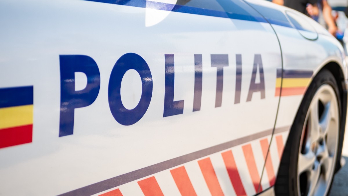 O mașină de poliție parcată
