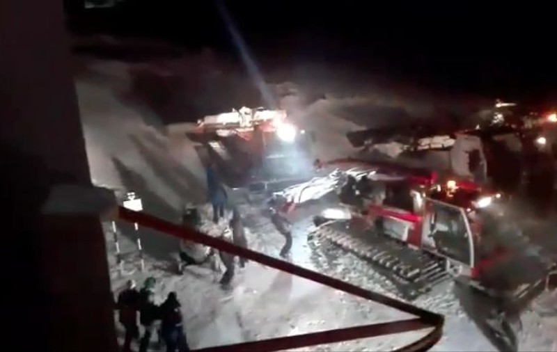 VIDEO/ Imagini de la salvarea celor 135 de turiști blocați la Babele. Jandarmii i-au coborât pe toți până la miezul nopții
