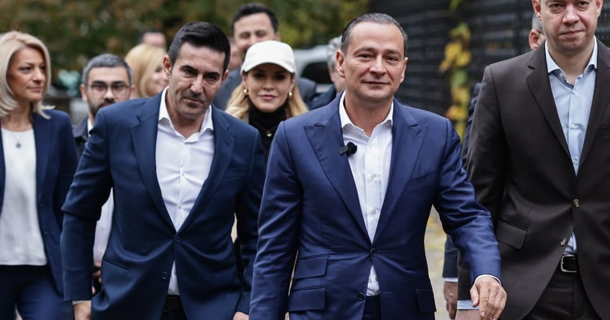 Daniel Băluță (în dreapta imaginii), la sediul BEM, alături de Claudiu Manda, secretar general al PSD. Foto: Vlad Chirea / Libertatea