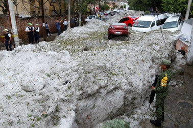 Mai multe mașini au fost blocate în stratul de gheață, Jalisco, Mexico, 30 June 2019. EPA-EFE/Francisco Guasco