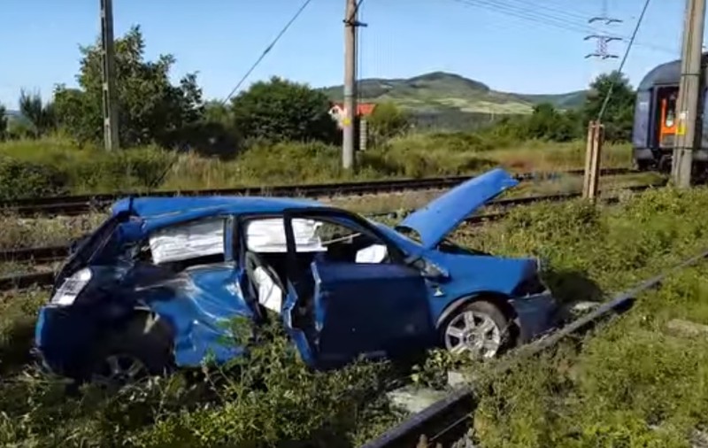 Maşină spulberată de tren în Hunedoara! Trei persoane au scăpat ca prin minune VIDEO