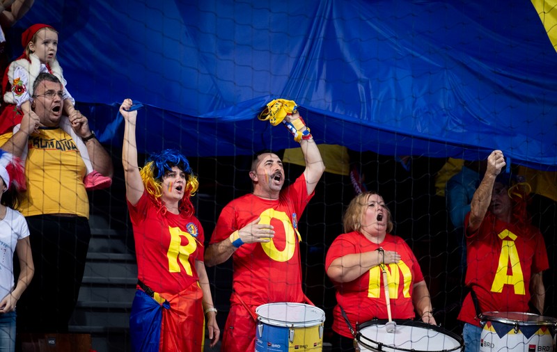 FOTO&VIDEO | Cine este toboșarul care dă tonul galeriei României la Euro 2018 de handbal feminin: "Vom da sută la sută în tribune!"