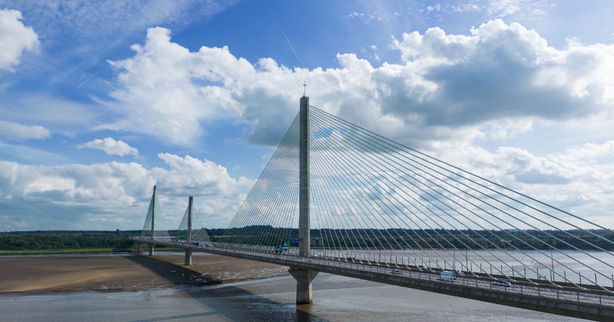 Vedere panoramică a podului Mersey din Anglia, cu un cer însorit în fundal.
