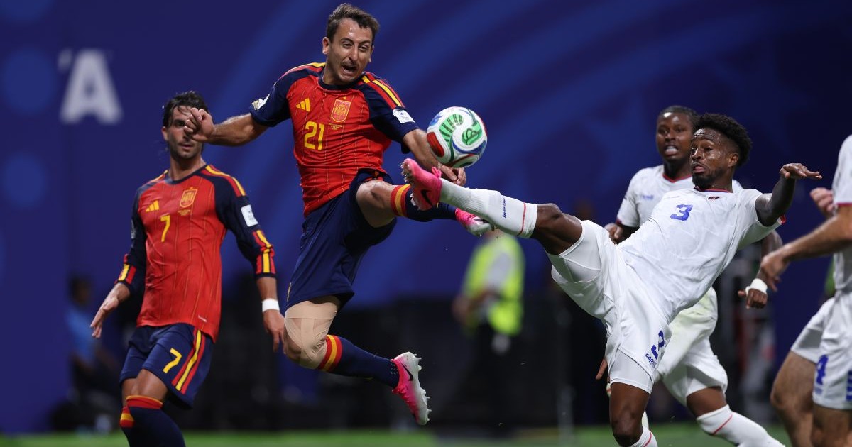 ATLANTA, GEORGIA - JUNE 15: Mikel Oyarzabal #21 of Spain in action challenges for the ball with cve3during the FIFA World Cup 2026 Group H match between Spain and Cabo Verde at Atlanta Stadium on June 15, 2026 in Atlanta, Georgia. (Photo by Mattia Ozbot/Getty Images)