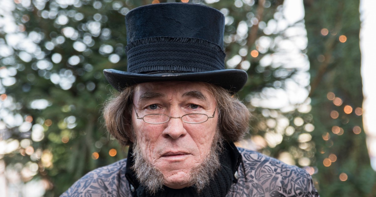 Cine a fost Charles Dickens