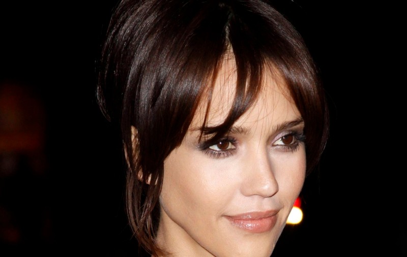 Jessica Alba cumpără mobilă la mâna a doua