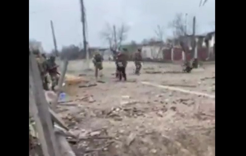 VIDEO | Soldat din Batalionul cecen „TikTok”, împușcat după ce a scăpat arma din mână și s-a întors să o ridice