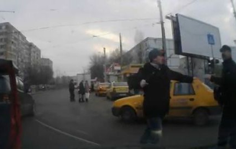 Uite cum s-au luat la bătaie doi bucureşteni după ce s-au şicanat în trafic! | VIDEO INCREDIBIL