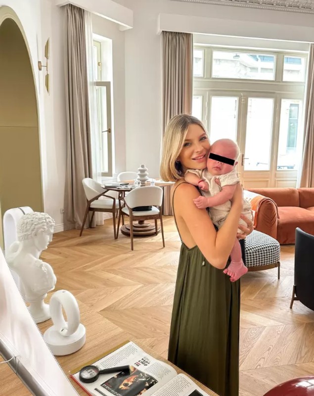 Noi imagini cu casa moștenită de la bunici a Anei Baniciu, veche de un secol. Locuința este aproape gata. „Azi au venit covoarele”