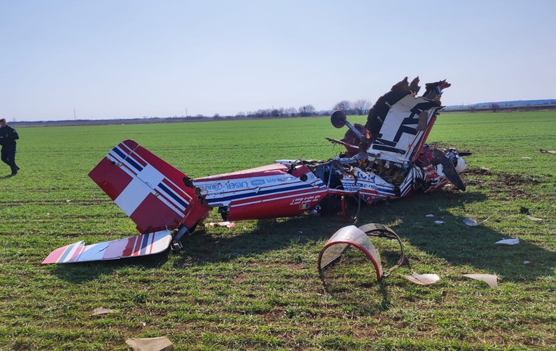 Cine este pilotul care s-a prăbușit cu avionul de acrobație în Prahova. MApN: Avea peste 16.000 ore de zbor