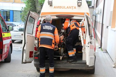 O adolescentă a fost izbită pe trecerea de pietoni. Fata, aruncată la mai mulți metri de la locul impactului