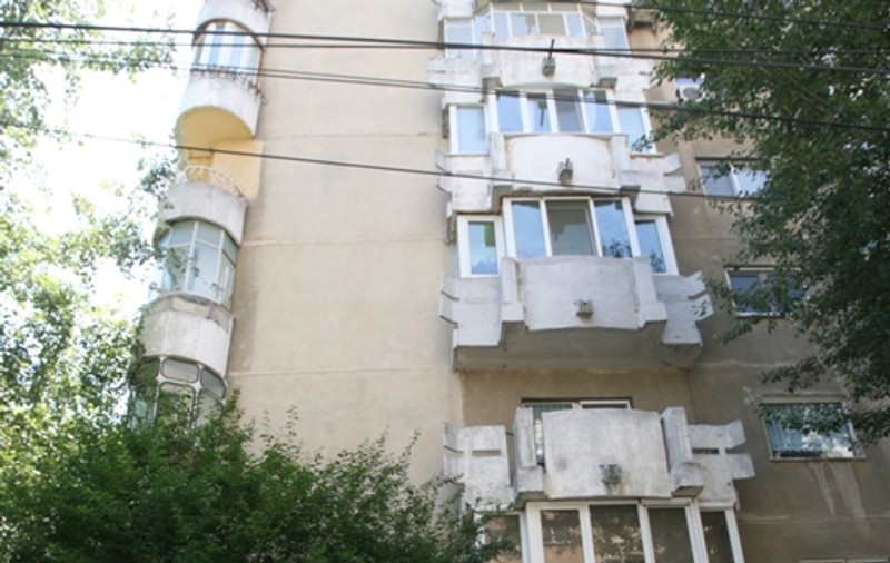 Crimă pasională? Un bărbat a fost găsit mort, dezbrăcat şi cu o cravată în jurul gâtului, în zona Timpuri Noi