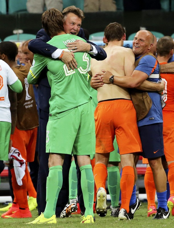 epa04302002 Dutch head coach Louis van Gaal (C) and Dutch goalkeeper Tim Krul (L) hug after wining the penalty shoot out during the FIFA World Cup 2014 quarter final match between the Netherlands and Costa Rica at the Arena Fonte Nova in Salvador, Brazil, 05 July 2014. (RESTRICTIONS APPLY: Editorial Use Only, not used in association with any commercial entity - Images must not be used in any form of alert service or push service of any kind including via mobile alert services, downloads to mobile devices or MMS messaging - Images must appear as still images and must not emulate match action video footage - No alteration is made to, and no text or image is superimposed over, any published image which: (a) intentionally obscures or removes a sponsor identification image; or (b) adds or overlays the commercial identification of any third party which is not officially associated with the FIFA World Cup) EPA/ANTONIO LACERDA EDITORIAL USE ONLY
