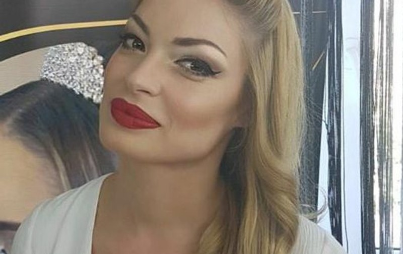 Bucurie fără margini. Valentina Pelinel, cu băiețelul la plajă
