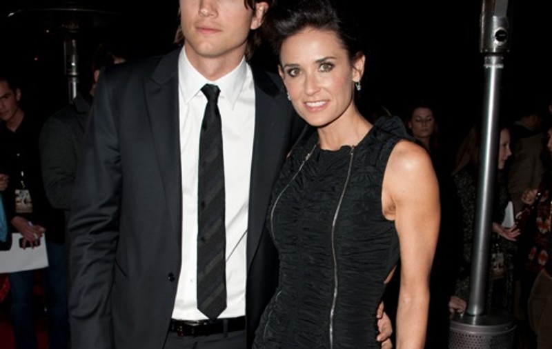 Ashton Kutcher înşelat-o pe Demi Moore chiar de aniversarea lor nu cu una, ci cu două tipe