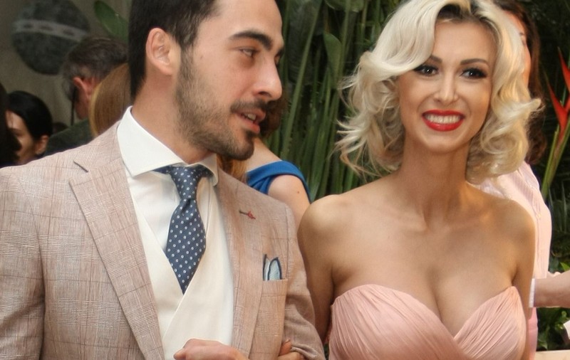 Andreea Bălan, decolteu de zile mari la petrecerea Viva! Cine a însoţit-o la eveniment