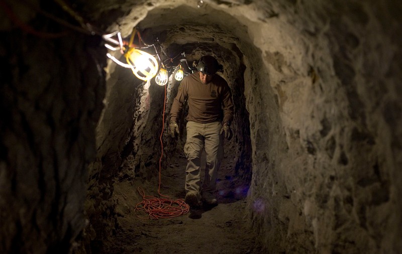 Tunel descoperit la granița dintre Mexic și Statele Unite. Zeci de migranți au fost prinși de militarii mexicani