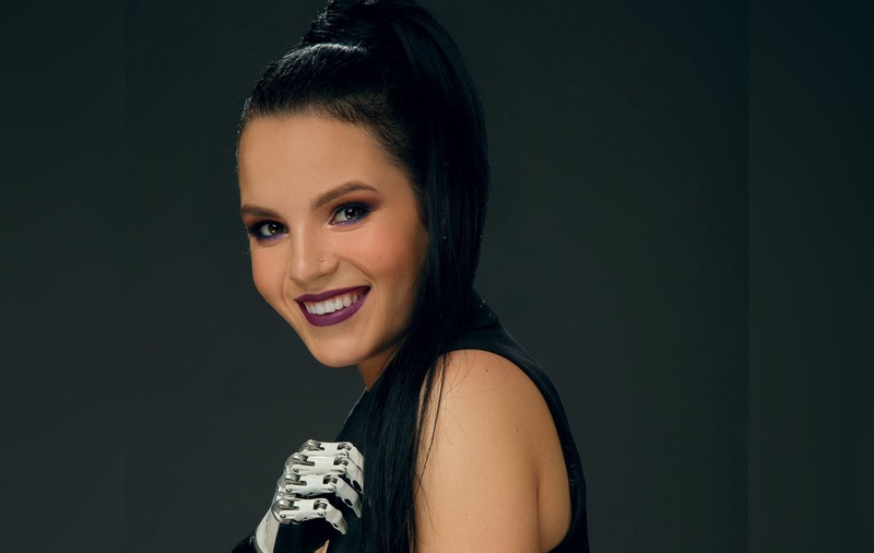 Drama unei tinere din Rusia căreia soțul gelos i-a tăiat ambele mâini cu toporul. Margarita are acum un braț bionic și vrea să-și crească cei doi copii / FOTO