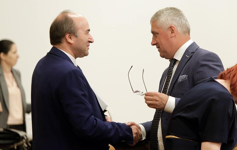 Nepotul lui Tudorel Toader și soția lui Adrian Țuțuianu, angajați la Curtea de Conturi. Concursul de angajare, contestat din interior: "Jaf!"