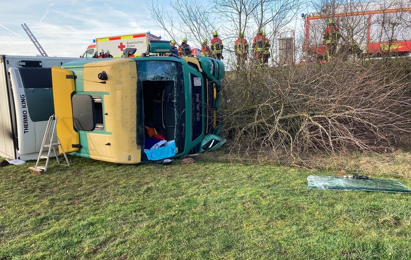 Șofer român de TIR scos cu greu din cabină, după ce, beat, a răsturnat camionul pe câmp, lângă o autostradă din Germania