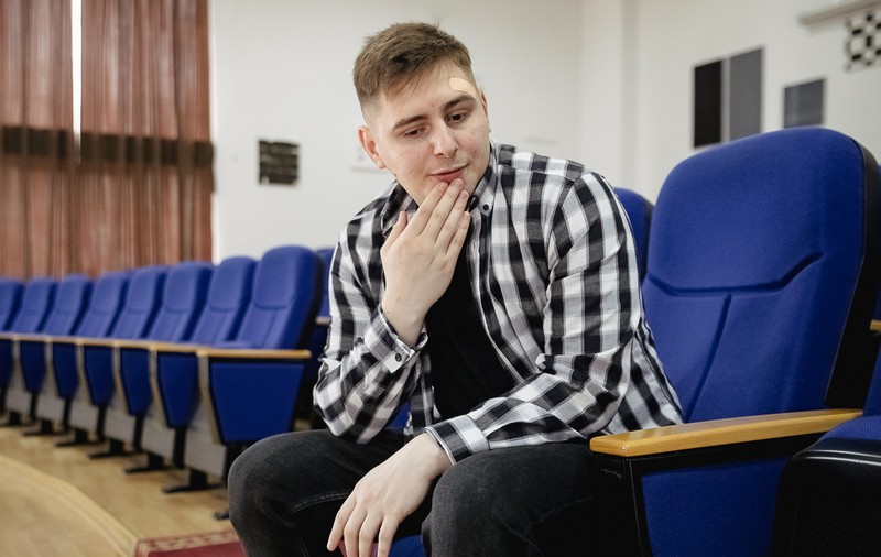 MĂRTURIE DESPRE DROGURI. Din închisoare, un tânăr condamnat pentru trafic spune cum a început totul: Își dorea să facă parte dintr-o gașcă de băieți și fete mai „cool”
